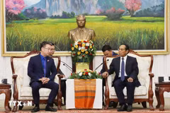 Politburo Member, Permanent Member of the Lao Party Secretariat, and Vice President Bounthong Chitmany (right) receives Secretary of the Ho Chi Minh Communist Youth Union Central Committee Nguyen Tuong Lam in Vientiane on July 10. (Photo: VNA) 