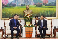 Politburo Member, Permanent Member of the Lao Party Secretariat, and Vice President Bounthong Chitmany (right) receives Secretary of the Ho Chi Minh Communist Youth Union Central Committee Nguyen Tuong Lam in Vientiane on July 10. (Photo: VNA) 