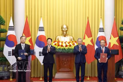 Party General Secretary and State President To Lam and President of the Republic of Korea Lee Jae Myung witness the handover of the Framework Master Plan for Vietnam–RoK cooperation in science, technology and innovation between Vietnam’s Ministry of Science and Technology and the RoK’s Ministry of Science and ICT. (Photo: VNA) 