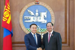National Assembly (NA) Vice Chairman Sen. Lieut. Gen. Tran Quang Phuong (right) and Chairman of the State Great Khural of Mongolia Dashzegve Amarbayasgalan (Photo: VNA)