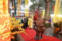 Officials and visitors offer incense and flowers to pay tribute to ancestors and forebears who contributed to the nation’s founding and defence. (Photo: VNA)