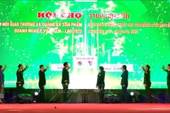 Vietnamese and Lao officials mark the opening of the trade fair on November 20. (Photo: VNA)