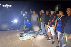The suspects and seized evidence (Photo: nationthailand.com)