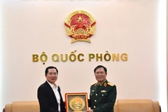 General Nguyen Tan Cuong (right), Chief of the General Staff of the Vietnam People's Army and Deputy Minister of National Defence, presents a souvenir to Senior Lieutenant General Saichay Kommasith, Chief of the General Staff of the Lao People’s Army and Deputy Minister of National Defence of Laos, at their meeting on March 9. (Photo: qdnd.vn) 