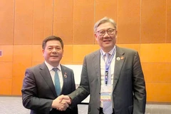 Minister of Industry and Trade Nguyen Hong Dien meets with Chinese Minister of Commerce Wang Wentao on the sidelines of the 47th ASEAN Summit in Malaysia on October 27. (Photo: moit.gov.vn) 