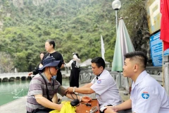 Medical staff offer health advice and checkups to foreign tourists in Ha Long Bay (Photo: VNA)