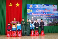 Leaders of Dak Nong's border guard station present gifts to disadvantaged families and students. (Photo: VNA)