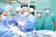 A kidney transplant performed at the Hue Central Hospital. (Photo published by VNA) 