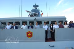 Vietnamese mission staff and overseas Vietnamese in Australia visit Ship 016–Quang Trung (Photo: VNA) 