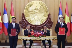 Party General Secretary of Vietnam To Lam and Party General Secretary and President of Laos Thongloun Sisoulith witness the exchange of an MoU on the industrial chain development on December 1. (Photo: VNA) 