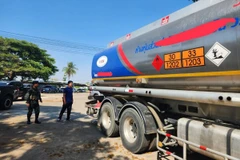 Officials inspect the 10-wheel tanker found smuggling fuel to Myanmar in Mae Sot border district on Sunday. (Photo:bangkokpost.com) 