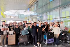 Iranian tourists on the first-ever charter flight to Hà Nội land at Nội Bài International Airport on March 28 (Photo:baodautu.vn) 