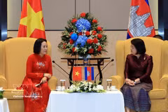 Cambodian National Assembly President Samdech Khuon Sudary (L) and Vietnamese National Assembly Vice Chairwoman and President of the Vietnam–Cambodia Friendship Association Nguyen Thi Thanh. (Photo: VNA)