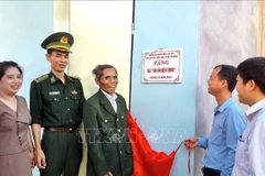 Veteran Ho A Tay, a resident of Ha Let village, Tan Thanh commune, Huong Hoa district, Quang Tri province, receives new house from the province's housing assistance programme. (Photo: VNA)