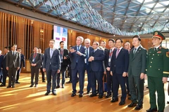 Prime Minister Pham Minh Chinh visits and works with leaders of Novatek Group. (Photo: VNA)