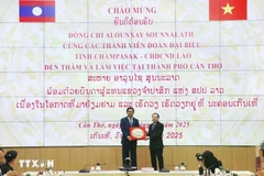 Secretary of the Can Tho Party Committee Nguyen Van Hieu and Secretary of the provincial Party Committee and Governor of Champasak Alounxay Sounnalath at their meeting on January 14. (Photo: VNA)