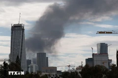 Smoke rises over Tel Aviv, Israel following Iran’s retaliatory attack. (Photo: THX/VNA)
