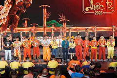 Organisers award commemorative medals to participating Vietnamese lion dance troupes. (Photo: VNA)