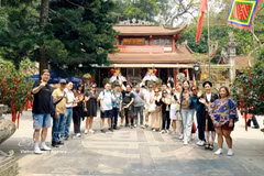 Representatives of foreign travel firms in a tour of the Tay Thien tourism site in Phu Tho province (Photo: VNA)
