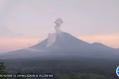 Mount Semeru in East Java erupts on April 14, 2026. (Photo: ANTARA) 