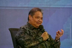 Indonesian Chief Economic Affairs Minister Airlangga Hartarto speaks at the Investor Daily Round Table forum in Jakarta on April 30, 2025. Hosting the forum is B-Universe Media Holdings. (Photo: jakartaglobe.id) 