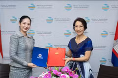 Singaporean Minister for Sustainability and the Environment Grace Fu (right) and Cambodia's Minister of Commerce Cham Nimul pose for a photo after signing a memorandum of cooperation on food security on Apr 10, 2026. (Photo: Singapore's Ministry of Sustainability and the Environment) 