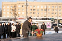 The Vietnamese Embassy in Russia holds a flower-offering ceremony at Ho Chi Minh Square in Moscow on February 3. (Photo: VNA)