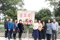 Officials and staff of the Consulate General of Vietnam in Hong Kong (China), led by Consul General Le Duc Hanh, together with representatives of some Vietnamese agencies and businesses operating in Hong Kong, lay flowers at the Sung Wong Toi monument. (Photo: VNA)
