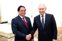Vietnamese Prime Minister Pham Minh Chinh (left) meets with Russian President Vladimir Putin in Moscow on March 25. (Photo: VNA)