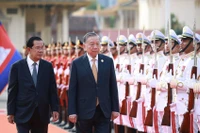 Party General Secretary To Lam (right) and Samdech Techo Hun Sen review the guard of honour mounted by the Royal Cambodian Armed Forces (Photo: VNA)