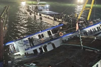 The capsized Vinh Xanh 58 tourist boat is salvaged and towed ashore early July 20 for further investigation. (Photo: VNA)