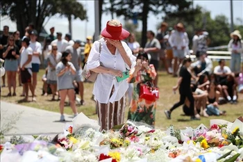 Flowers are laid in memory of victims of the shooting on Bondi Beach in Sydney, Australia, on December 15, 2025. (Photo: Xinhua/VNA) 
