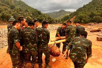 Soldiers remove the 350kg bomb from a flooded area in Dien Bien province. (Photo: VNA) 