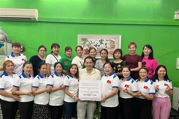 The Vietnamese Association in Macau make donations to support the communities affected by recent floods. (Photo: VNA)