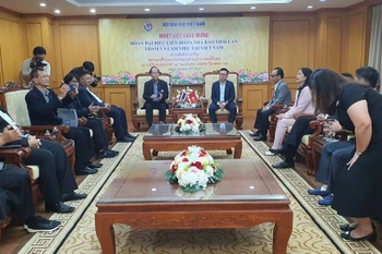 Le Quoc Minh (right), Editor-in-Chief of Nhan Dan Newspaper and Chairman of the Vietnam Journalists Association, receives and holds talks with a delegation from the Thai Journalists Association. (Photo: VNA) 