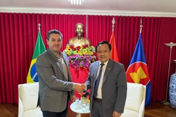 Vietnamese Ambassador to Brazil Bui Van Nghi (right) meets with President of the Brazilian Association of Soybean Producers (Aprosoja) Mauricio Buffon in Brasilia. (Photo: VNA)