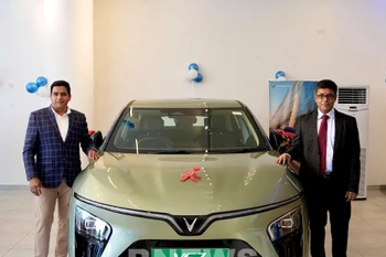 Tapan Ghosh (right), CEO of VinFast India and Santosh Dhone, director of VinFast Hadapsar & Baner in Pune, at the dealership’s grand opening ceremony. (Photo: VNA)