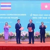 Prime Minister Pham Minh Chinh and Thai Prime Minister Paetongtarn Shinawatra witnessed the exchange of the MoU between the Ministry of Industry and Trade and Thailand's Central Group. (Photo: VNA)