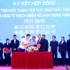 Businesses from Ha Giang province and China's Wenshan sign cooperation at a business connectivity forum held on March 24. (Photo: hagiangtv.vn)