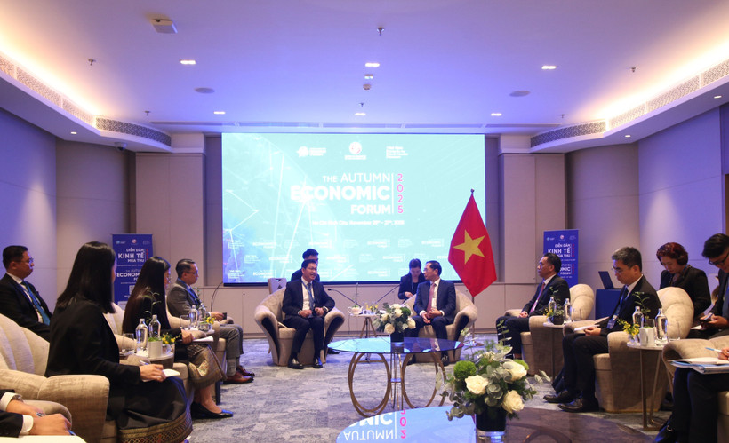 Deputy Prime Minister Bui Thanh Son receives Lao Deputy Minister of Technology and Communications Saysana Sitthiphone on the occasion of his attendance at the 2025 Autumn Economic Forum in Ho Chi Minh City. (Photo: VNA)