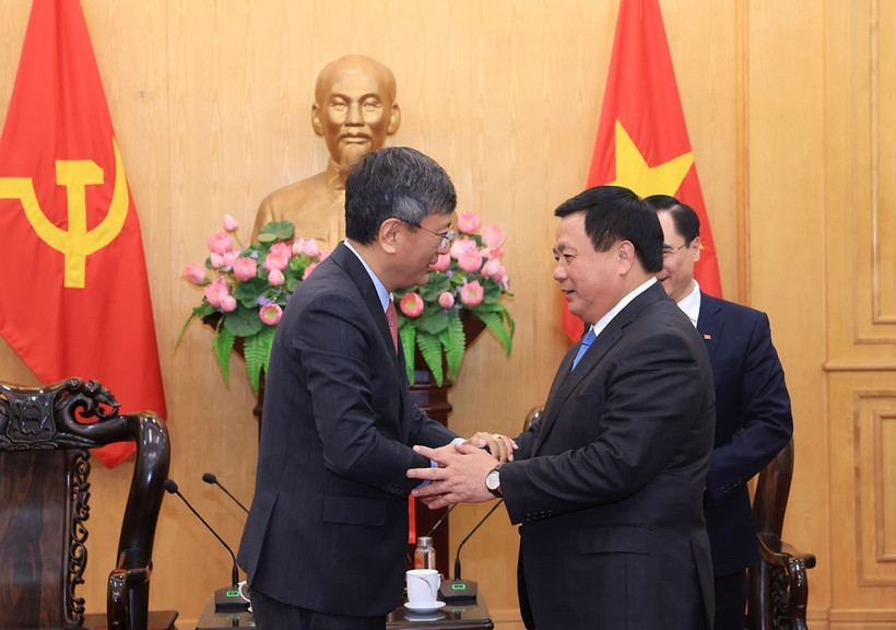 Nguyen Xuan Thang, Chairman of the Central Theory Council and President of the Ho Chi Minh National Academy of Politics meets with Indian Ambassador to Vietnam Tshering W. Sherpa. (Photo: VNA)