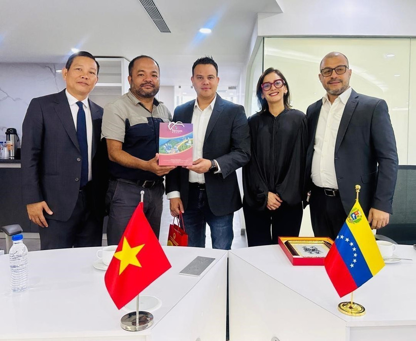 Chief of the Vietnam News Agency’s representative office in Mexico Truong Phi Hung presents a souvenir to Venezuelan Deputy Minister of Communications Simón Arrechide. (Photo: AVN/VNA) 