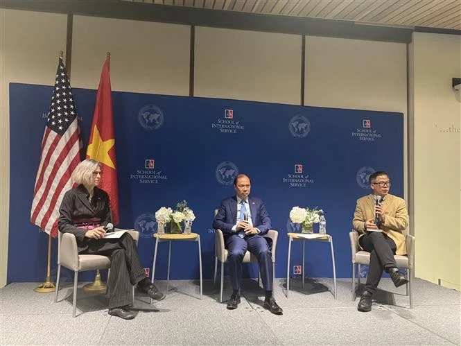 Vietnamese Ambassador to the US Nguyen Quoc Dung engages in a dialogue with American scholars and students at the event. (Photo: VNA)