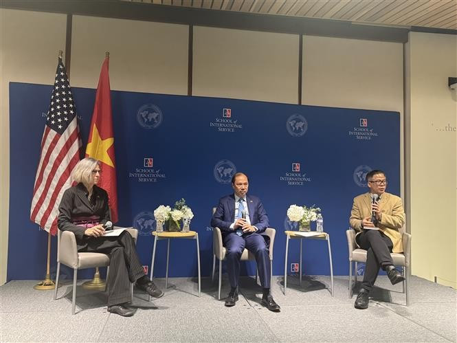 Vietnamese Ambassador to the US Nguyen Quoc Dung engages in a dialogue with American scholars and students at the event. (Photo: VNA)