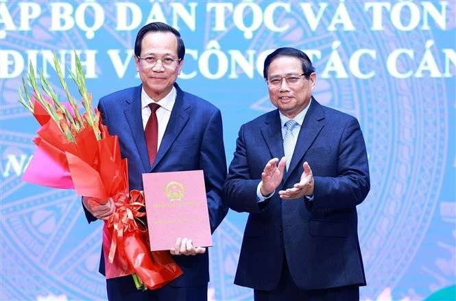 Prime Minister Pham Minh Chinh presents the appointment decision to Dao Ngoc Dung as Minister of Ethnic and Religious Affairs. (Photo: VNA)