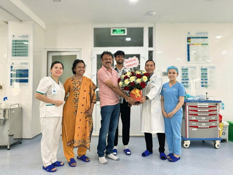 The Indian tourist discharged from hospital after near-drowning treatment. (Photo: danviet.vn)