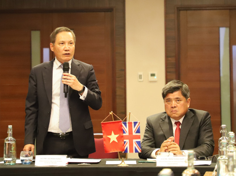 Vietnamese Ambassador to the UK Do Minh Hung (L) address the roundtable discussion. (Photo: VNA)