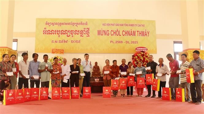 Tran Thang, Deputy Secretary of the VFF Party Committee, presents gifts to 20 impoverished Khmer ethnic households in Can Tho city. (Photo: VNA)