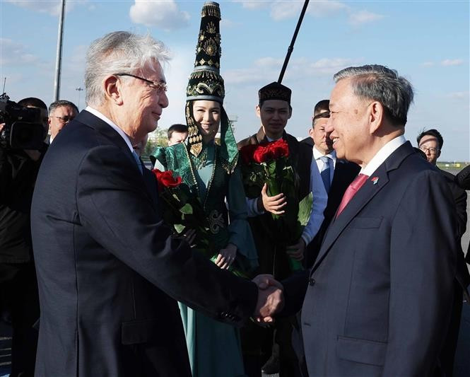 President of Kazakhstan Kassym-Jomart Tokayev welcomes Party General Secretary To Lam at Nursultan Nazarbayev International Airport in the capital city of Astana on May 5. (Photo: VNA)