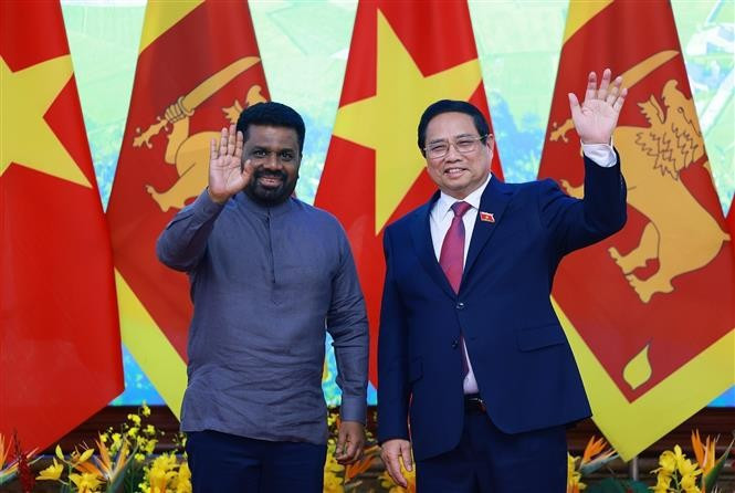 Prime Minister Pham Minh Chinh (R) meets with Sri Lankan President Sri Lankan President Anura Kumara Dissanayaka in Hanoi. (Photo: VNA)